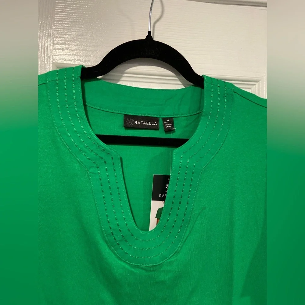 NWT Rafaella Size M Kelly Green V Neck Short Sleeve Tee Shirt Embroidered Trim - Picture 2 of 11